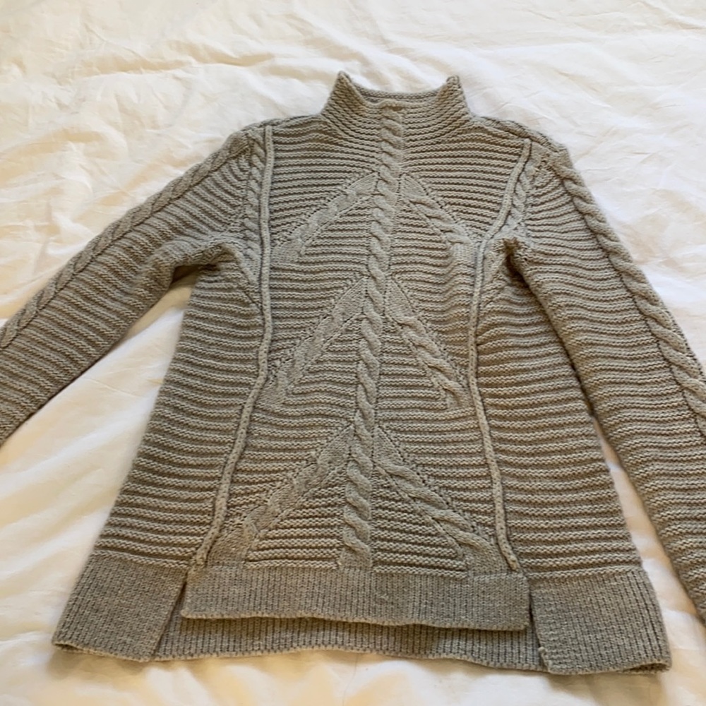 Gap sweater